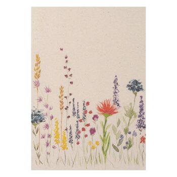 Ansichtkaart met veldbloemen en een opvallende oranje bloem