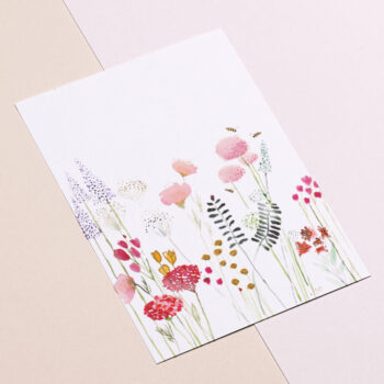 Ansichtkaart met veldbloemen in pastel