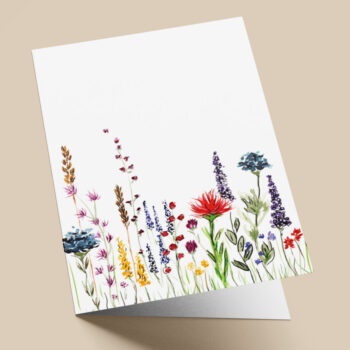 Ansichtkaart met veldbloemen en een opvallende oranje bloem