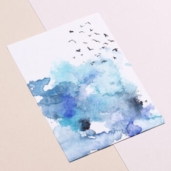 Blauwe lucht met vogels ansichtkaart aquarel