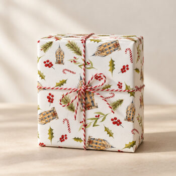Inpakpapier voor je kerstcadeautjes met stadhuis van Gouda ingepakt cadeautje