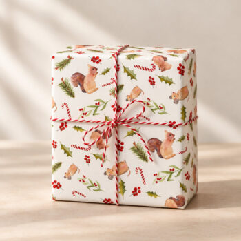 Inpakpapier voor je kerstcadeautjes met eekhoorn en muis ingepakt cadeautje