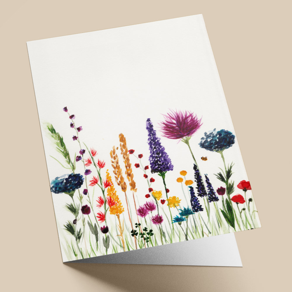 Ansichtkaart met veldbloemen en een opvallende roze bloem