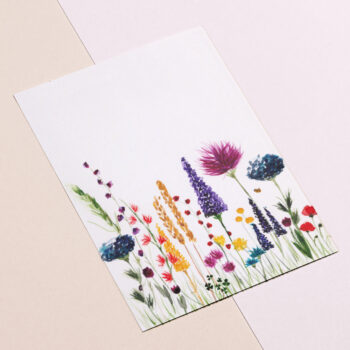 Ansichtkaart met veldbloemen en een opvallende roze bloem