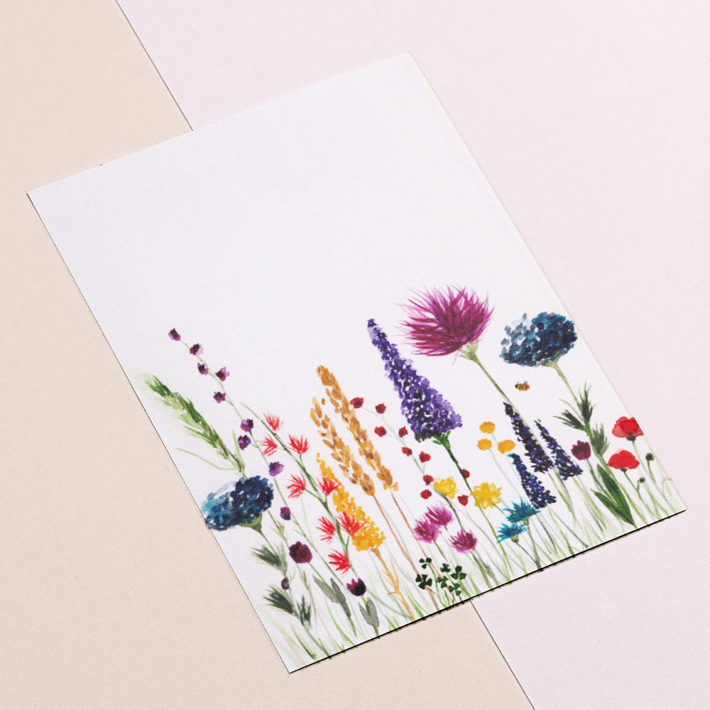 Ansichtkaart met veldbloemen en een opvallende roze bloem